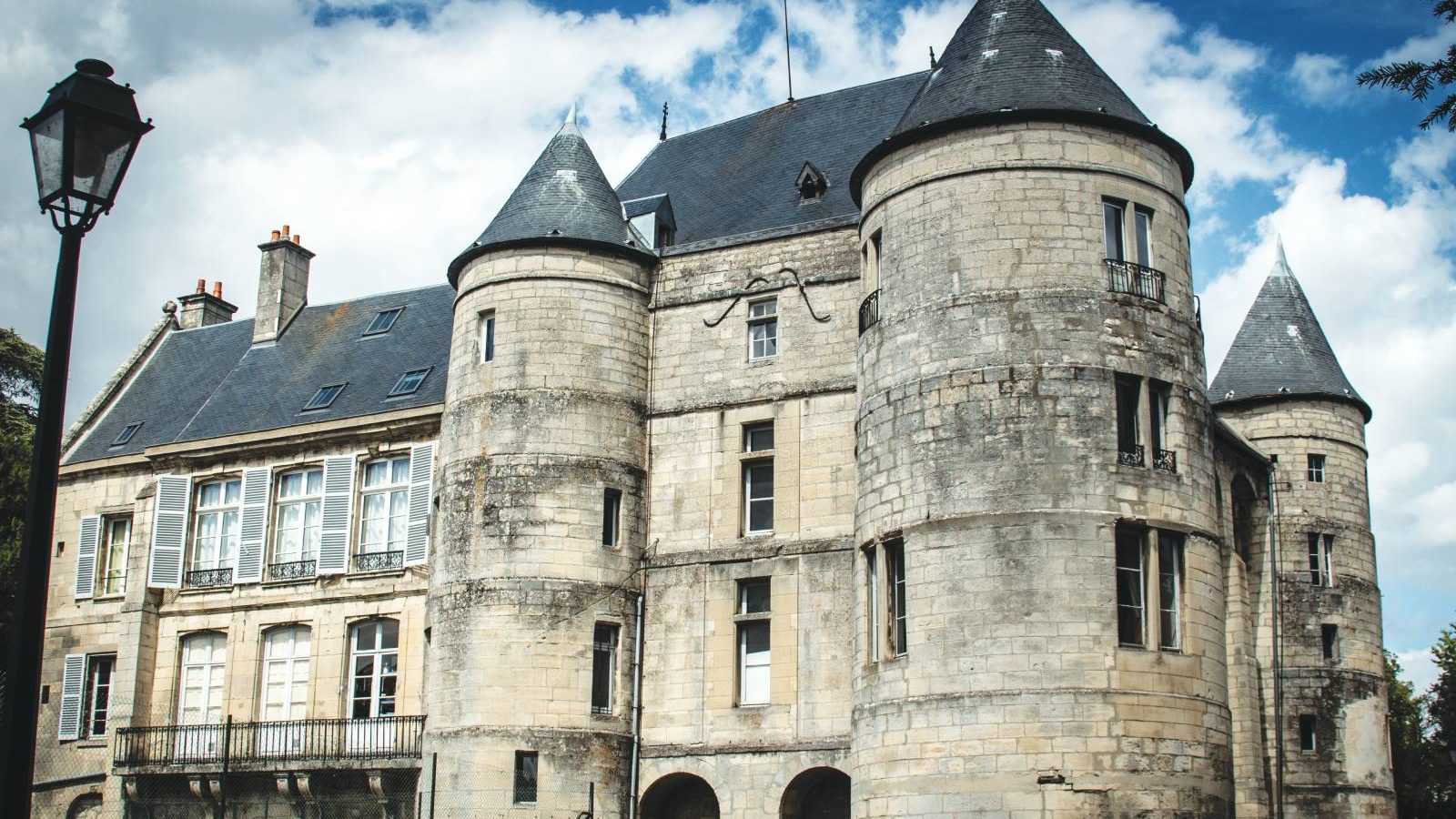 Château de Montataire renovation history Condé henri IV 4 Oise guided tour Bernet family