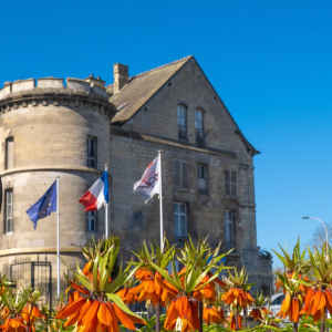 creil;kasteel;architectuur;oise;lente;bloemen