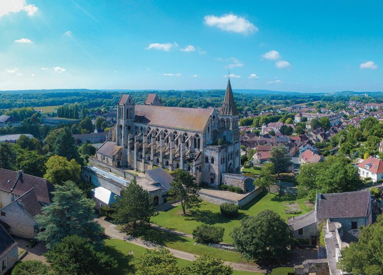 Abbatiale Saint-Nicolas - Auteursrecht: Pierre André EPA Drone - Creil Sud Oise Tourisme