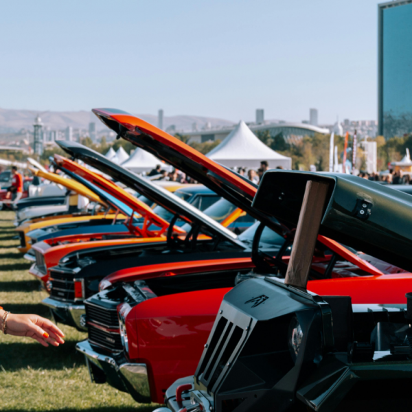 Rassemblement de voitures anciennes et motos